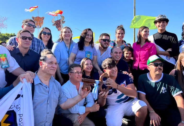 Con la entrega de la llave, mucho ritmo y colorido, se puso en la marcha la Estudiantina 2025 imagen-28