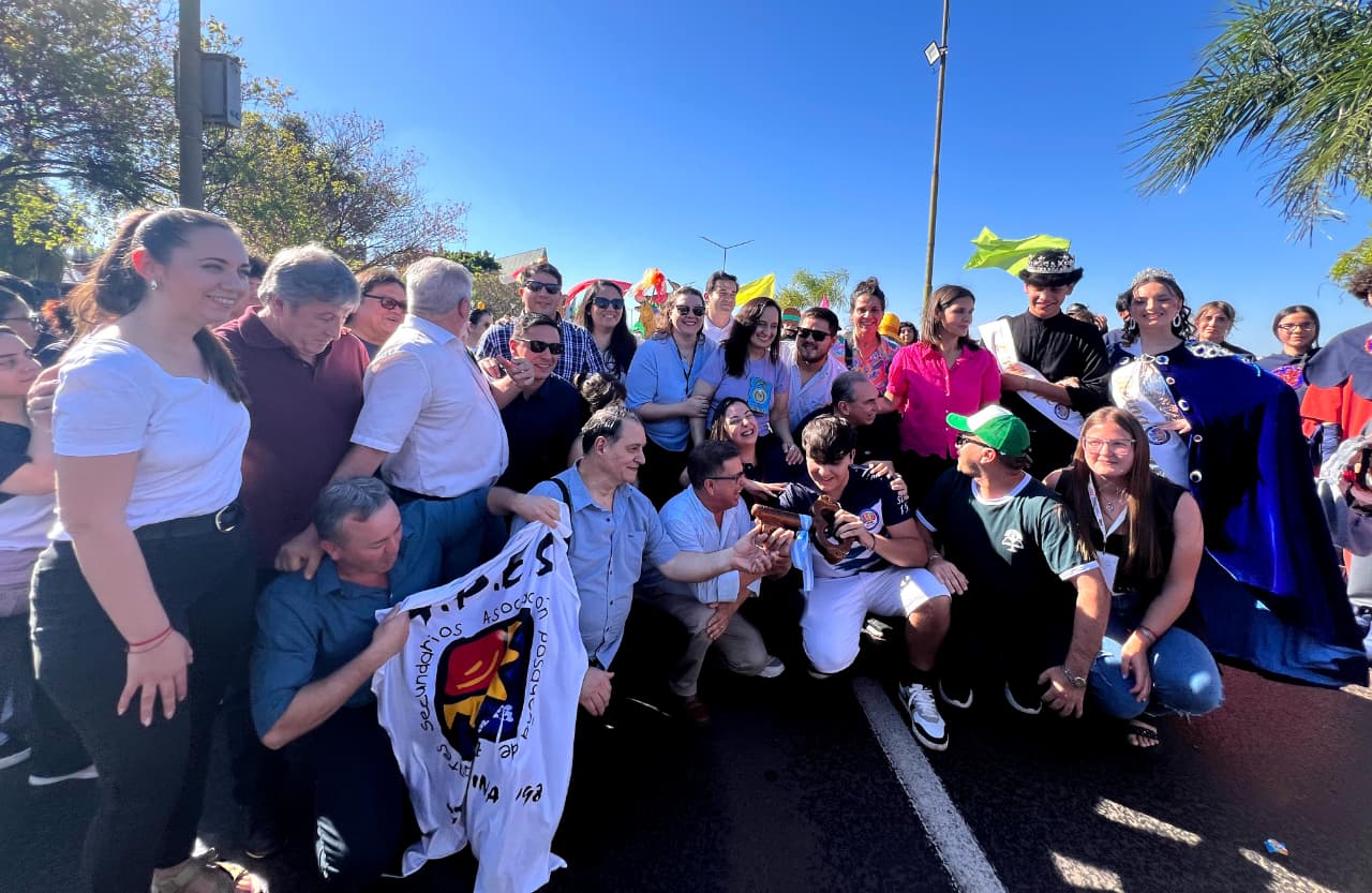 Con la entrega de la llave, mucho ritmo y colorido, se puso en la marcha la Estudiantina 2025 imagen-2