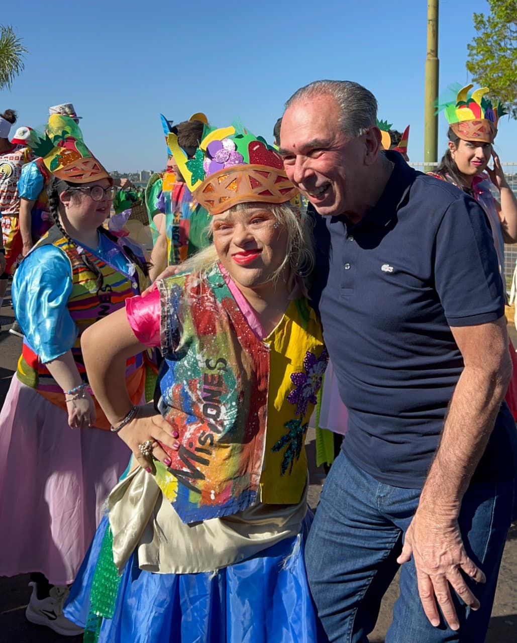 Con la entrega de la llave, mucho ritmo y colorido, se puso en la marcha la Estudiantina 2025 imagen-8