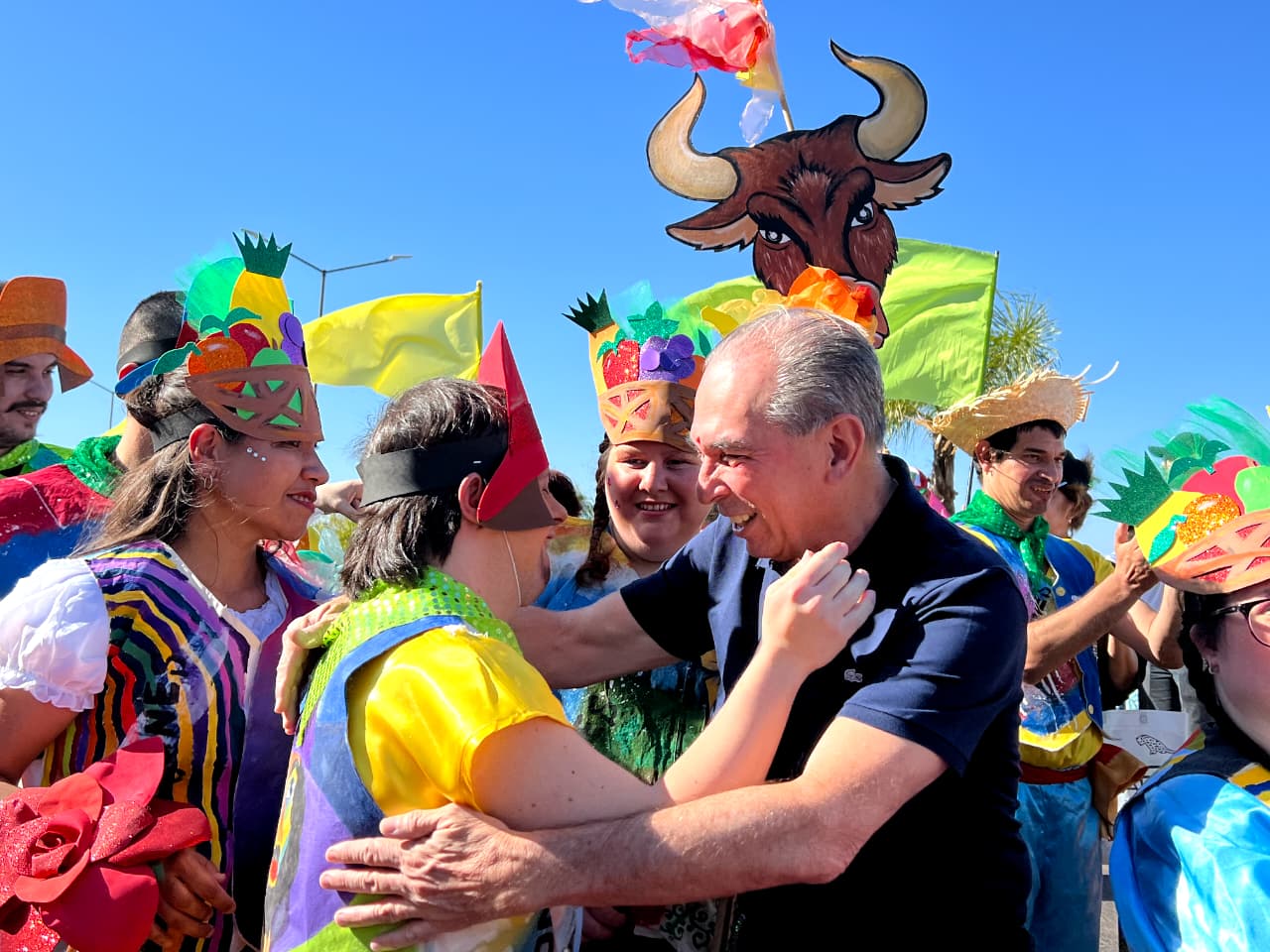 Con la entrega de la llave, mucho ritmo y colorido, se puso en la marcha la Estudiantina 2025 imagen-10