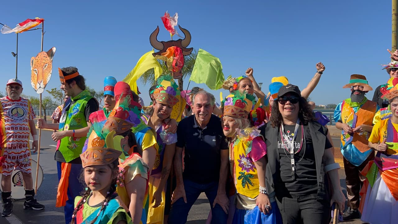 Con la entrega de la llave, mucho ritmo y colorido, se puso en la marcha la Estudiantina 2025 imagen-6