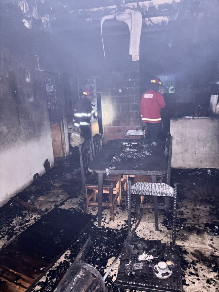 Bomberos sofocaron un incendio en una casa del barrio Urquiza en Posadas imagen-29