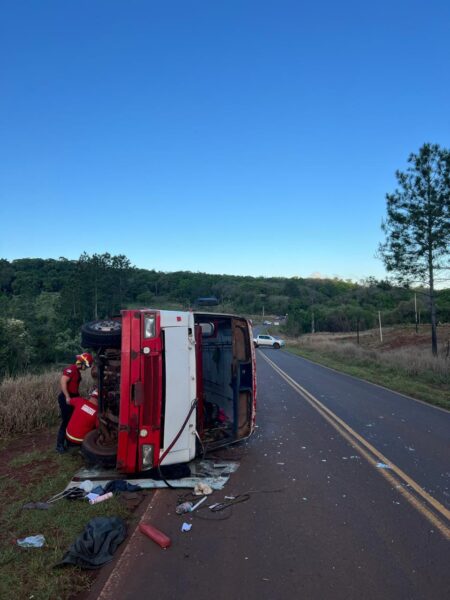 Despiste y vuelco de colectivo en Campo Ramón que trasladaba feligreses dejó varios heridos imagen-7