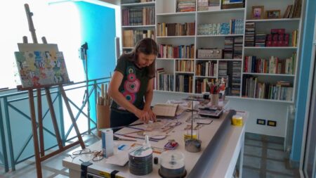 Adriana Mas presenta “Cartografía de lo mínimo”, una muestra que convierte objetos simples en reflexiones sobre el tiempo y la memoria imagen-5