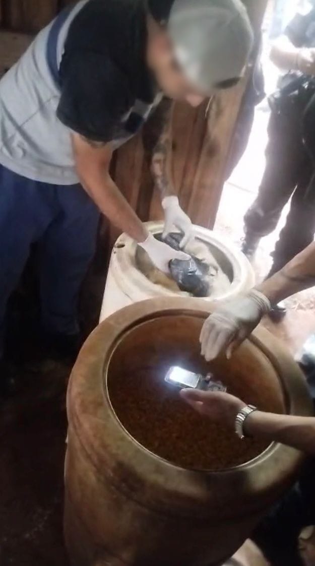 Desarticulan un punto de venta de droga en Apóstoles: incautaron droga valuada en $6 millones 5 Desarticulan un punto de venta de droga en Apóstoles: incautaron droga valuada en $6 millones imagen-4