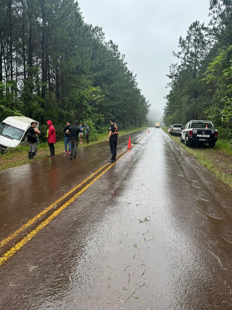 Un vehículo perdió el control y despistó en el paraje Barreriño de El Soberbio imagen-3