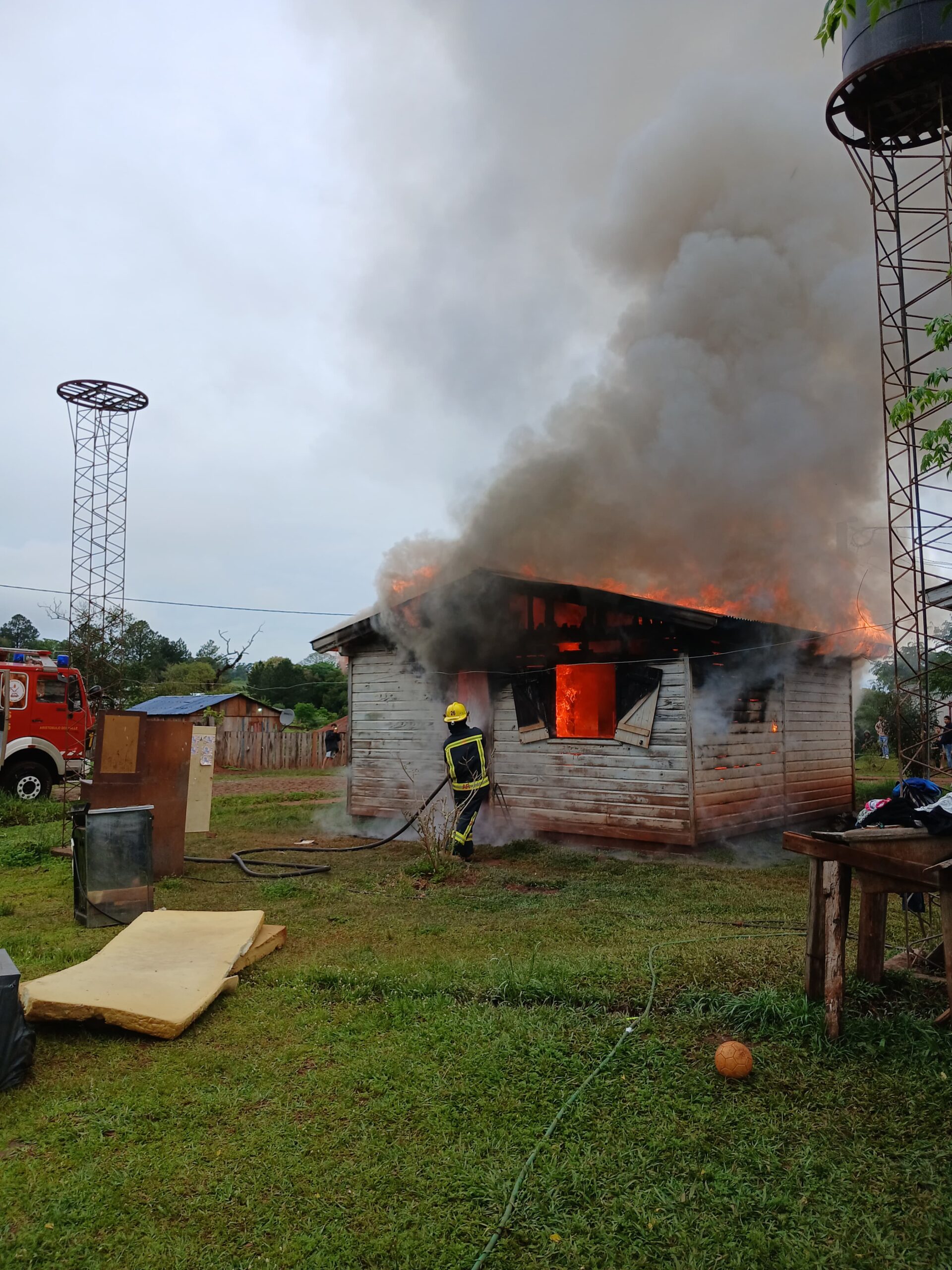 Buscan a un hombre acusado de incendiar la casa de su ex pareja en Aristóbulo del Valle imagen-2