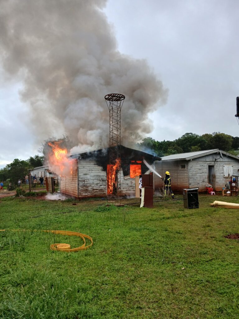Buscan a un hombre acusado de incendiar la casa de su ex pareja en Aristóbulo del Valle imagen-47
