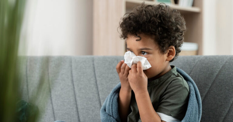 Cómo diferenciar un resfrío, bronquitis o neumonía en niños y cuándo acudir al pediatra, según la especialista Carolina Barrias Cómo diferenciar un resfrío, bronquitis o neumonía en niños y cuándo acudir al pediatra, según la especialista Carolina Barrias imagen-4