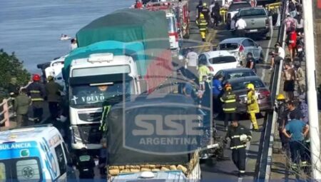 Choque en cadena de autos y camiones en el puente General Belgrano que une Chaco con Corrientes imagen-2