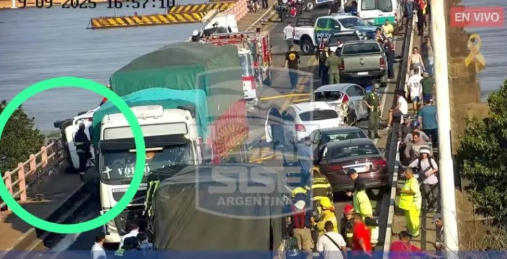 Choque en cadena de autos y camiones en el puente General Belgrano que une Chaco con Corrientes imagen-2