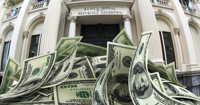 Tensión cambiaria: el dólar oficial quebró el techo de la banda y la city especula con que el Banco Central empezó a vender imagen-38