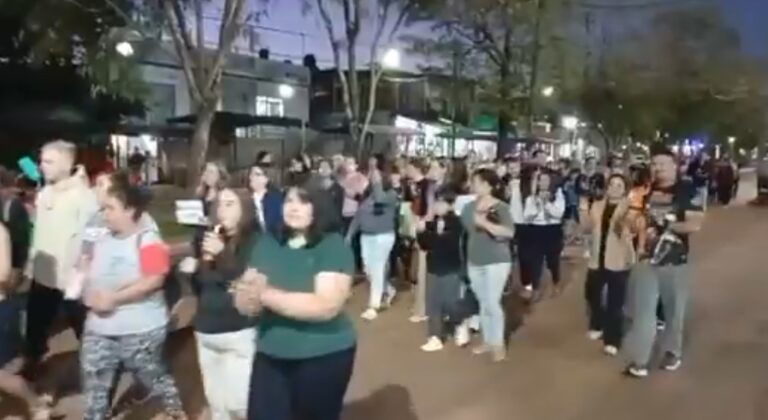 El Soberbio: el docente acusado de tomar fotos a menores "debería estar preso por lo que les hizo a nuestros hijos", dicen padres de los alumnos de la Escuela 617 imagen-9