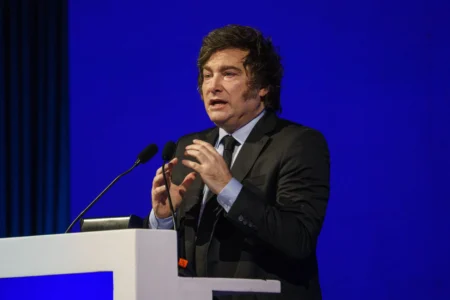 Milei reconoció una fuerte desaceleración de la economía y reivindicó al “Triángulo de Hierro” imagen-3