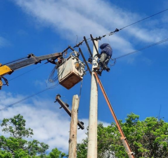 Energía de Misiones realizó trabajos de mantenimiento y mejoras en varias localidades de la provincia 3 Energía de Misiones realizó trabajos de mantenimiento y mejoras en varias localidades de la provincia imagen-2