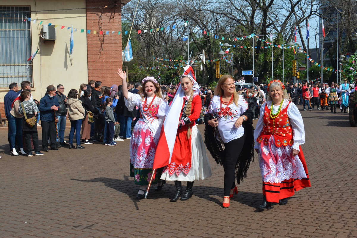 Fiesta del Inmigrante: desfile de Colectividades le puso colorido a la cuarta jornada 3 Fiesta del Inmigrante: desfile de Colectividades le puso colorido a la cuarta jornada imagen-2