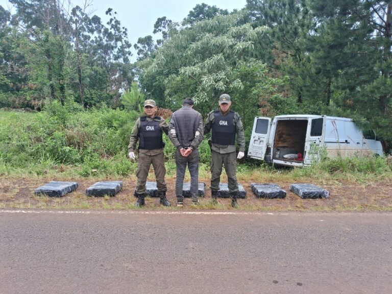 Intentó escapar de un control sobre la Ruta Provincial 11, fue aprehendido por Gendarmería y hallaron 206 paquetes de marihuana en su vehículo imagen-22