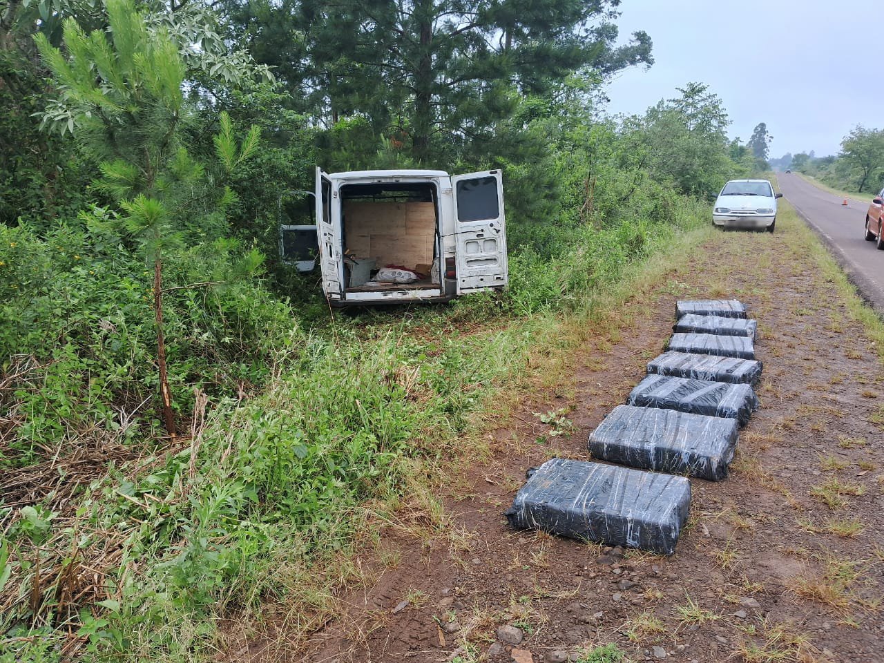 Intentó escapar de un control sobre la Ruta Provincial 11, fue aprehendido por Gendarmería y hallaron 206 paquetes de marihuana en su vehículo 5 Intentó escapar de un control sobre la Ruta Provincial 11, fue aprehendido por Gendarmería y hallaron 206 paquetes de marihuana en su vehículo imagen-4