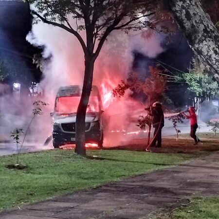Bomberos sofocaron dos incendios vehiculares en Posadas: uno por falla eléctrica y otro bajo investigación por posible intencionalidad imagen-9