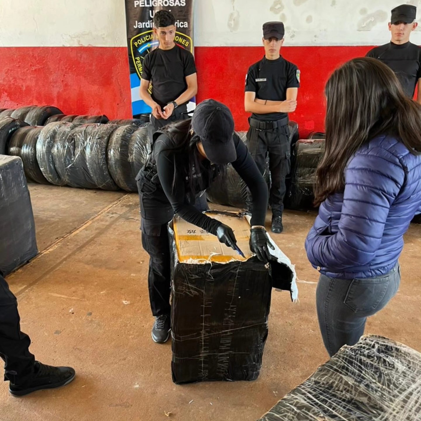 Secuestraron en Jardín América mercadería de contrabando valuada en más de $150 millones 9 Secuestraron en Jardín América mercadería de contrabando valuada en más de $150 millones imagen-8