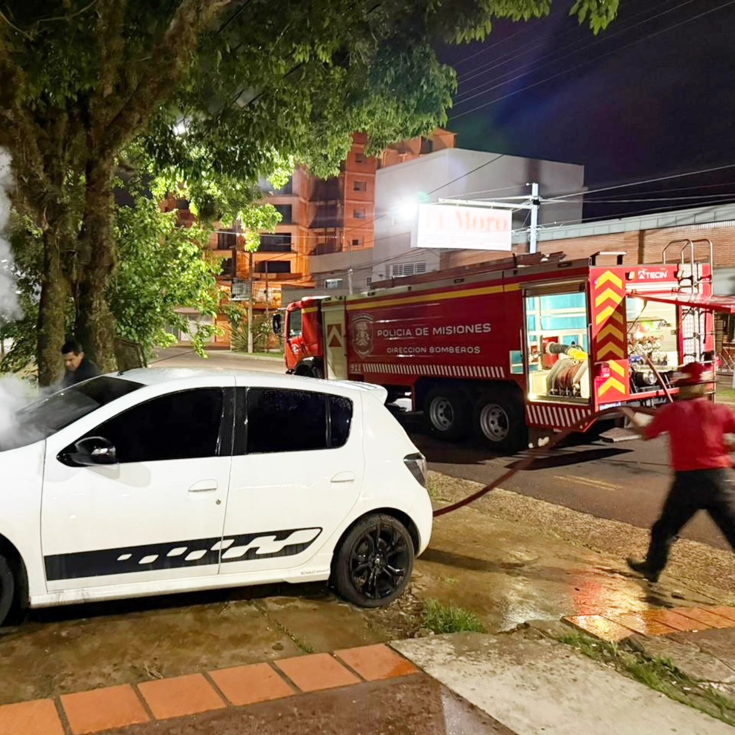 Bomberos sofocaron dos incendios vehiculares en Posadas: uno por falla eléctrica y otro bajo investigación por posible intencionalidad imagen-4