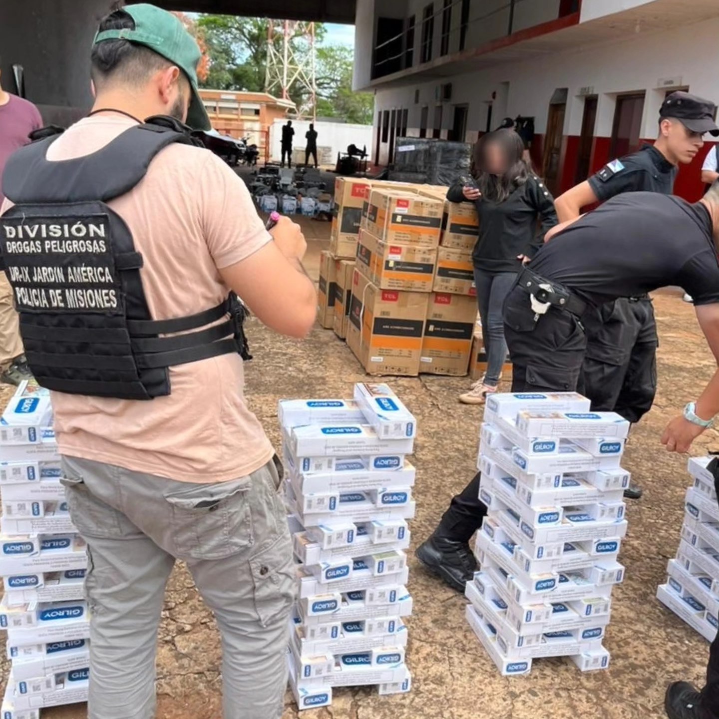 Secuestraron en Jardín América mercadería de contrabando valuada en más de $150 millones 3 Secuestraron en Jardín América mercadería de contrabando valuada en más de $150 millones imagen-2
