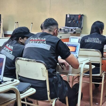 Allanamientos simultáneos en una vivienda y una escuela de Alem: secuestraron equipos informáticos en una investigación por presunto MASI Allanamientos simultáneos en una vivienda y una escuela de Alem: secuestraron equipos informáticos en una investigación por presunto MASI imagen-3