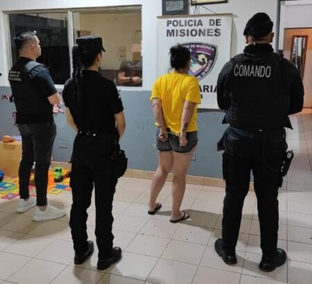 Detienen a una mujer que le arrancó de una mordida parte del dedo a otra durante una pelea imagen-9