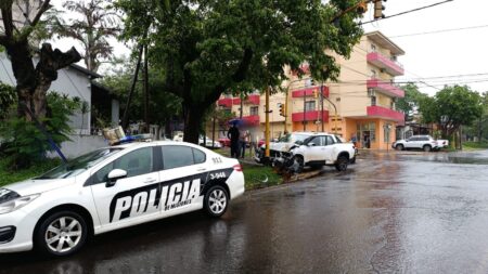 Se llevó whiskies sin pagar y al escapar chocó un auto y un poste: estaba bajo los efectos del alcohol imagen-2
