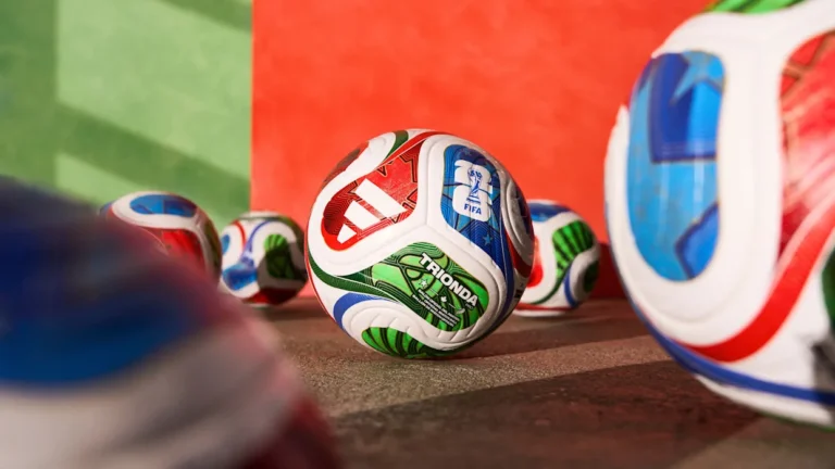 La FIFA presentó la pelota del Mundial 2026: el chip con inteligencia artificial que ayudará a los árbitros imagen-46