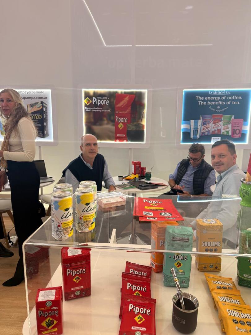 El INYM y 13 empresas y cooperativas buscan sumar consumidores y consolidar el mercado de la Yerba Mate Argentina en la feria de Alemania 9 El INYM y 13 empresas y cooperativas buscan sumar consumidores y consolidar el mercado de la Yerba Mate Argentina en la feria de Alemania imagen-8
