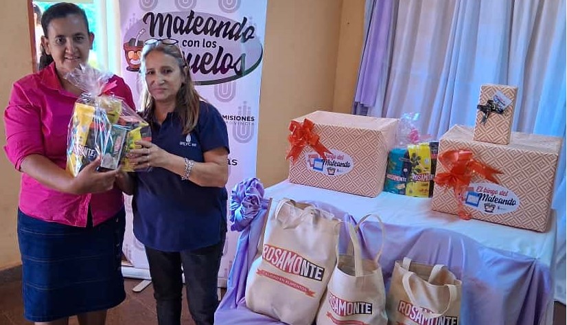 Adultos mayores de Pueblo Illia disfrutaron de una jornada recreativa con el Bingo del Mateando, regalos y tortas fritas del SPP 5 Adultos mayores de Pueblo Illia disfrutaron de una jornada recreativa con el Bingo del Mateando, regalos y tortas fritas del SPP imagen-4