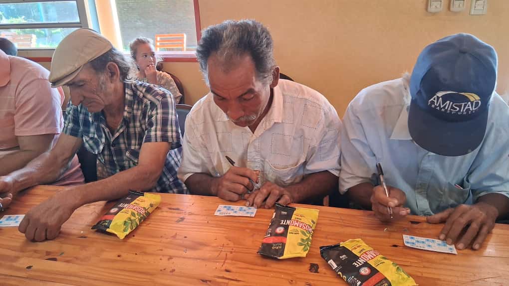 Adultos mayores de Pueblo Illia disfrutaron de una jornada recreativa con el Bingo del Mateando, regalos y tortas fritas del SPP 3 Adultos mayores de Pueblo Illia disfrutaron de una jornada recreativa con el Bingo del Mateando, regalos y tortas fritas del SPP imagen-2