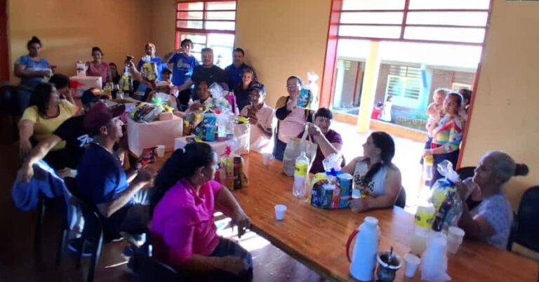 Adultos mayores de Pueblo Illia disfrutaron de una jornada recreativa con el Bingo del Mateando, regalos y tortas fritas del SPP imagen-33