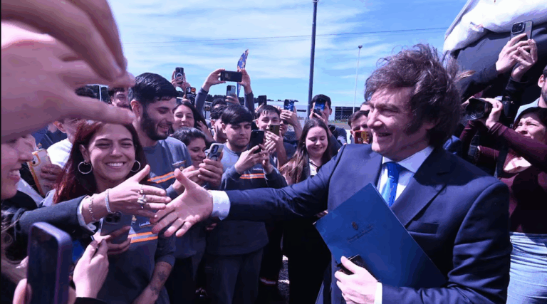 Milei se concentra en lograr los acuerdos que pidió EEUU y Santiago Caputo gana terreno en el plano interno imagen-8