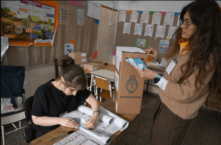 Elecciones 2025: hasta el mediodía votó el 23% del padrón electoral imagen-2