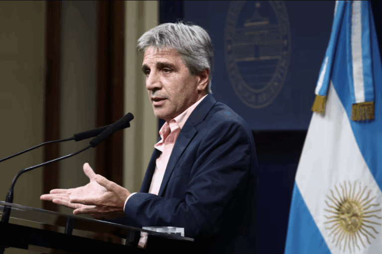 El Gobierno salió a recomprar bonos para bajar las tasas en pesos antes de la licitación por $12 billones imagen-17