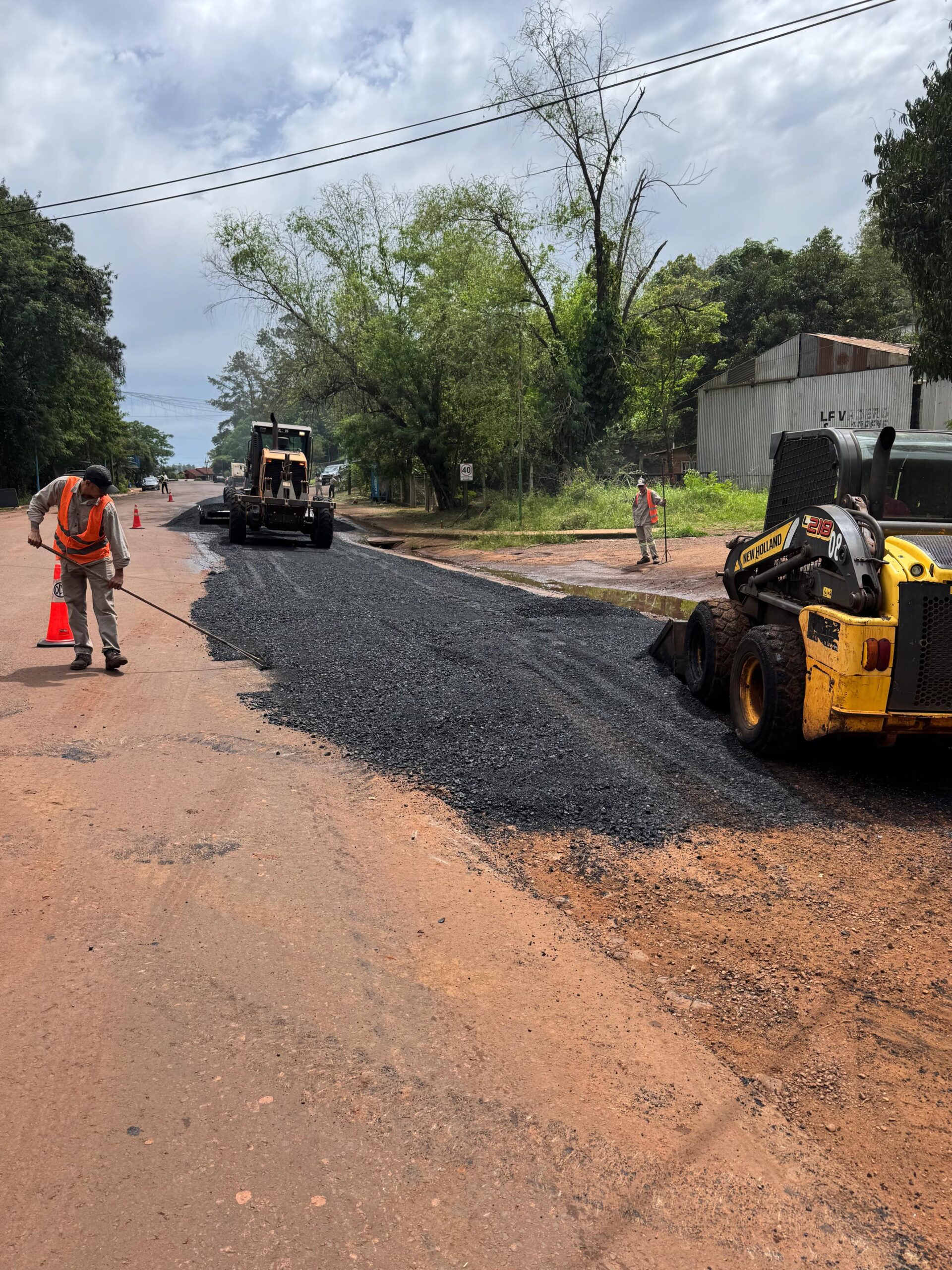 Vialidad ejecuta mejoras al asfalto en zona urbana de Puerto Piray imagen-2