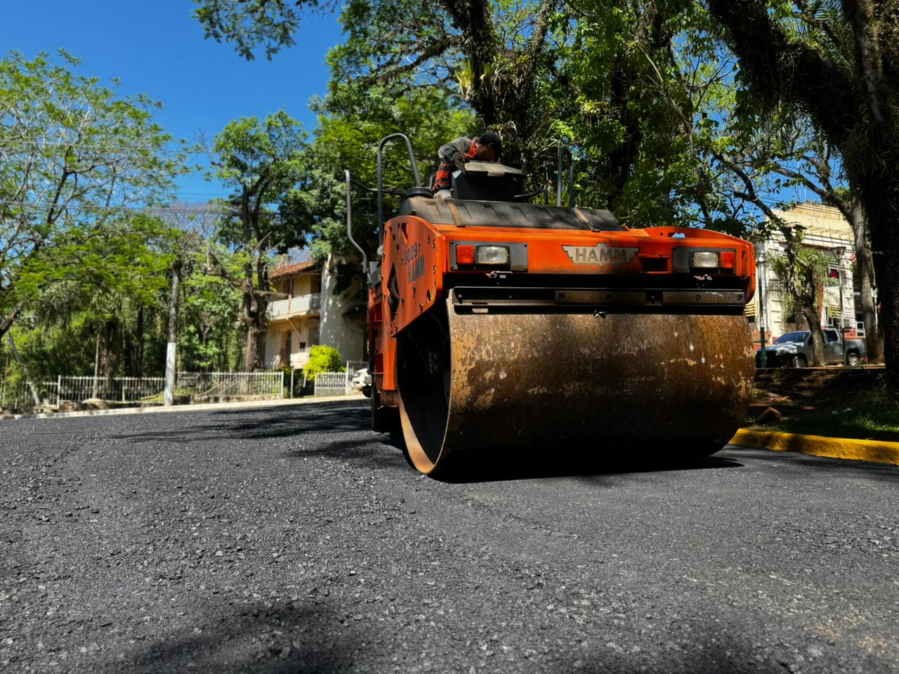 Vialidad mejora y asfalta calles del centro histórico de Puerto Iguazú 5 Vialidad mejora y asfalta calles del centro histórico de Puerto Iguazú imagen-4