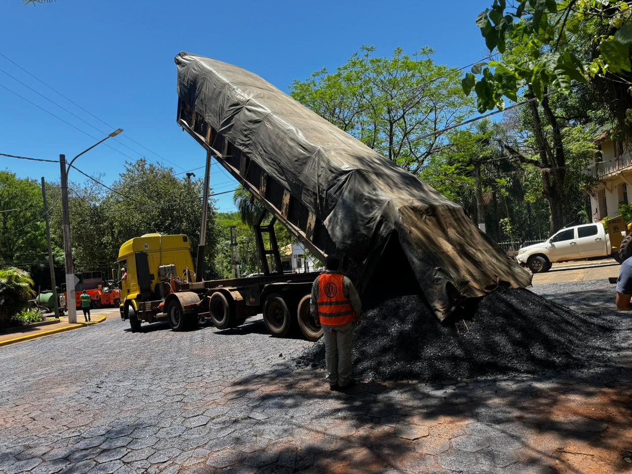 Vialidad mejora y asfalta calles del centro histórico de Puerto Iguazú 3 Vialidad mejora y asfalta calles del centro histórico de Puerto Iguazú imagen-2
