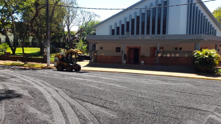 Vialidad mejora y asfalta calles del centro histórico de Puerto Iguazú imagen-29