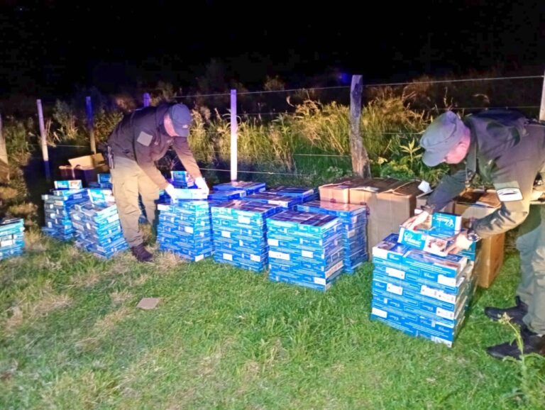 Dos vehículos evaden los controles de Gendarmería con más de 37.000 atados de cigarrillos imagen-8