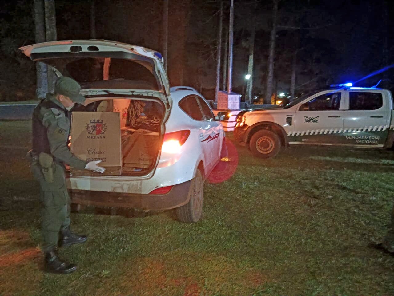 Dos vehículos evaden los controles de Gendarmería con más de 37.000 atados de cigarrillos 3 Dos vehículos evaden los controles de Gendarmería con más de 37.000 atados de cigarrillos imagen-2