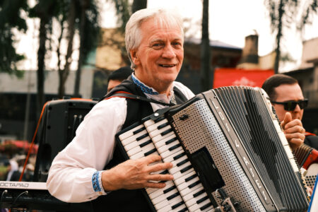 Una mirada íntima y documental: El fotógrafo Juan Cruz Quesini retrata emociones, colores y tradiciones de la Fiesta Nacional del Inmigrante imagen-4
