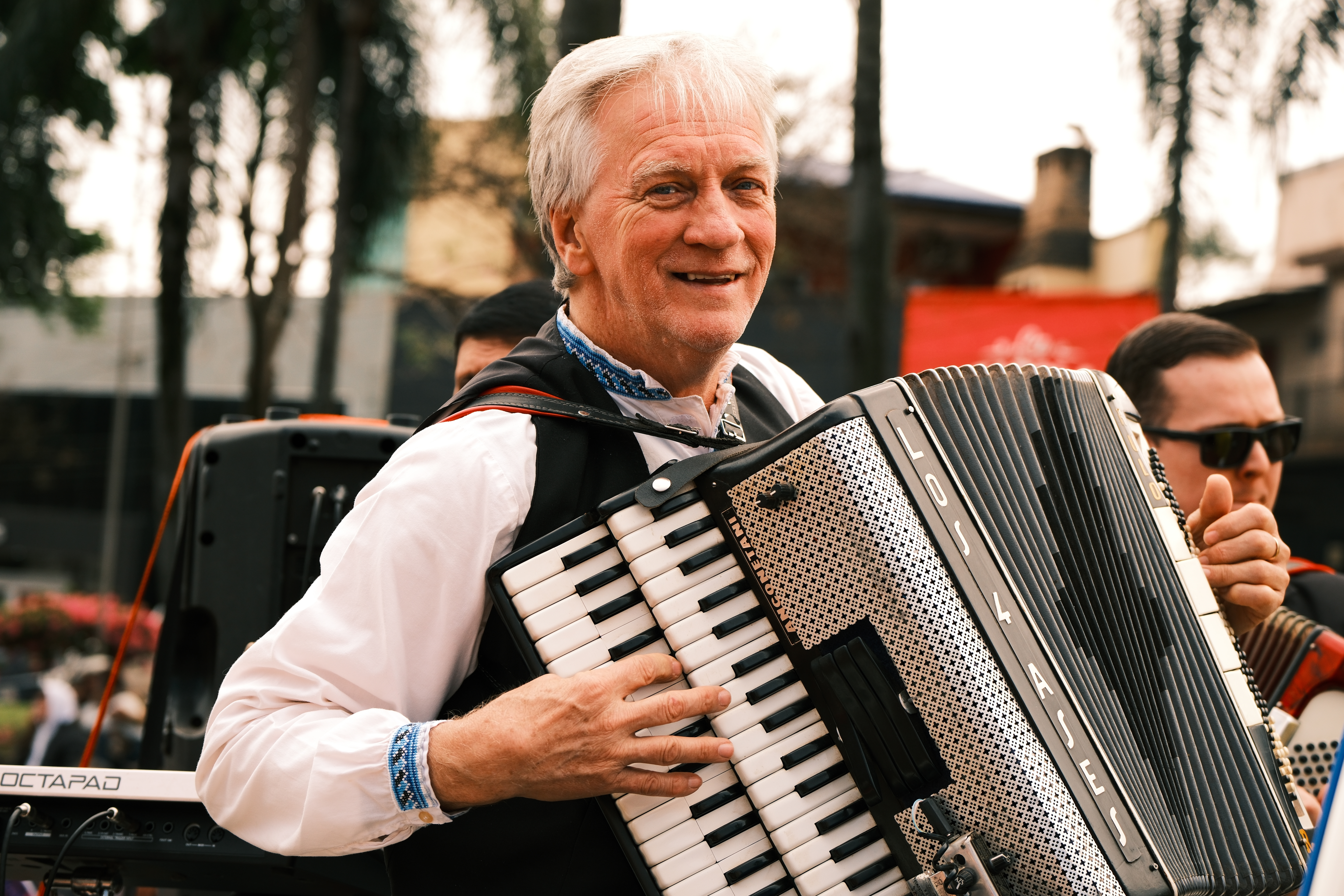 Una mirada íntima y documental: El fotógrafo Juan Cruz Quesini retrata emociones, colores y tradiciones de la Fiesta Nacional del Inmigrante Una mirada íntima y documental: El fotógrafo Juan Cruz Quesini retrata emociones, colores y tradiciones de la Fiesta Nacional del Inmigrante imagen-1