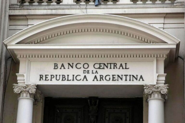 Argentina y Estados Unidos firmaron el swap por USD 20.000 millones para estabilizar el tipo de cambio imagen-4
