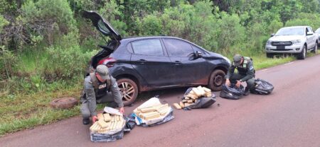 Patrulla de gendarmes halló un auto abandonado que estaba cargado con 126 kilos de marihuana imagen-10