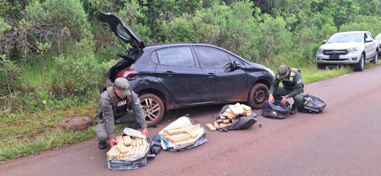 Patrulla de gendarmes halló un auto abandonado que estaba cargado con 126 kilos de marihuana imagen-6