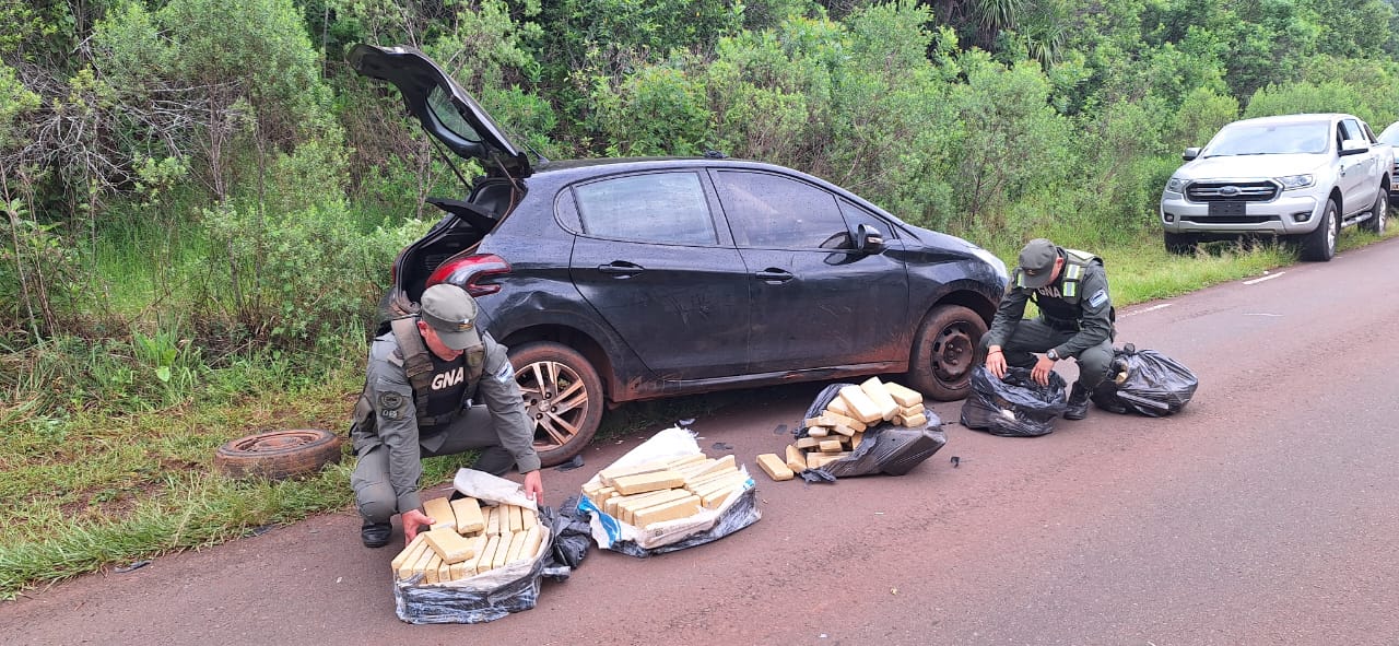 Patrulla de gendarmes halló un auto abandonado que estaba cargado con 126 kilos de marihuana Patrulla de gendarmes halló un auto abandonado que estaba cargado con 126 kilos de marihuana imagen-1