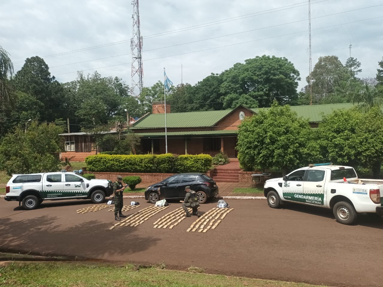 Patrulla de gendarmes halló un auto abandonado que estaba cargado con 126 kilos de marihuana imagen-1